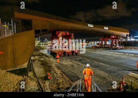 Neue Brücke wird über M8 in Glasgow bei Nacht gebaut und installiert Stockfoto