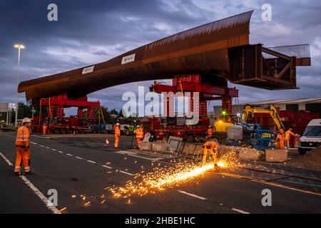 Neue Brücke wird über M8 in Glasgow bei Nacht gebaut und installiert Stockfoto
