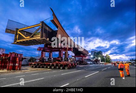 Neue Brücke wird über M8 in Glasgow bei Nacht gebaut und installiert Stockfoto
