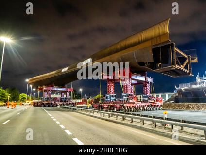 Neue Brücke wird über M8 in Glasgow bei Nacht gebaut und installiert Stockfoto
