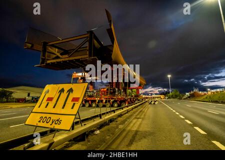 Neue Brücke wird über M8 in Glasgow bei Nacht gebaut und installiert Stockfoto