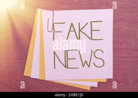 Schreiben mit Text gefälschte Nachrichten. Geschäftsidee Falsche Informationen veröffentlichen unter dem Deckmantel der authentischen Nachrichten mehrere Assorted Collection Office Stockfoto