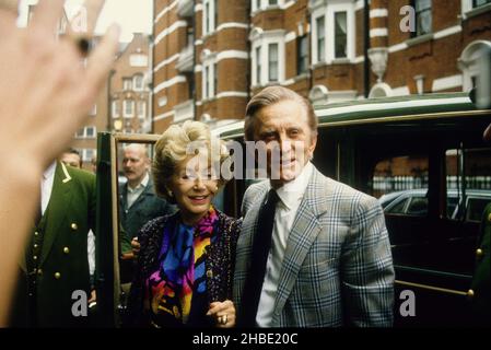 Der amerikanische Schauspieler Kirk Douglas und seine Frau Anne in London 1988 Stockfoto