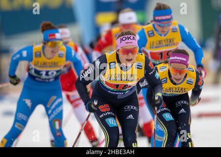 19. Dezember 2021, Sachsen, Dresden: Langlaufen/Langlaufen: WM, Teamsprint Freestyle, Frauen, Finale. Laura Gimmler aus Deutschland (M, Deutschland II) startet ihre Runde, während Teamkollege Sofie Krehl und die Italienerin Nicole Monsorno ITA (Italien) und Greta Laurent ITA (Italien) im Hintergrund sitzen. Foto: Daniel Schäfer/dpa-Zentralbild/dpa Stockfoto