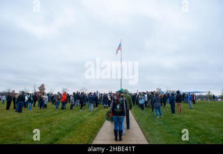 Washington Crossing, Usa. 18th Dez 2021. Die Menge versammelt sich zur Zeremonie die Kränze quer durch Amerika Zeremonie am Samstag, 18. Dezember 2021 auf dem Washington Crossing National Cemetery in Washington Crossing, Pennsylvania. Kredit: William Thomas Cain/Alamy Live Nachrichten Stockfoto