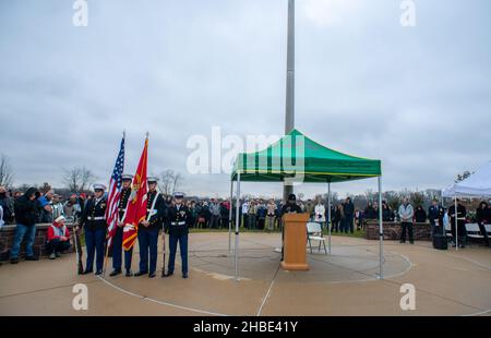 Washington Crossing, Usa. 18th Dez 2021. Der Ehrengarde kommt mit den Farben während einer Zeremonie die Kränze quer durch Amerika Zeremonie Samstag, 18. Dezember 2021 auf dem Washington Crossing National Cemetery in Washington Crossing, Pennsylvania. Kredit: William Thomas Cain/Alamy Live Nachrichten Stockfoto