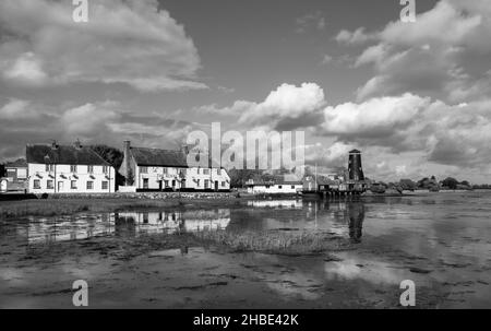 Der Royal Oak Pub und Langstone Mill bei Ebbe.Langston Harbour, Hampshire, England.Langstone ist ein malerisches Dorf, das im Norden liegt Stockfoto