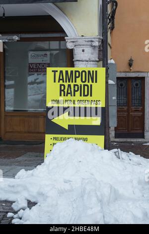 Belluno, Italien - Dezember 11th 2021. Ein Schild weist auf den Weg zu einem Covid-19 Testzentrum im historischen Zentrum von Belluno, Venetien, Nordostitalien Stockfoto