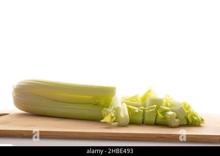 Grüne reife Bio-Sellerie-Stängel auf einem Holzbrett, Nahaufnahme, isoliert auf Weiß. Stockfoto