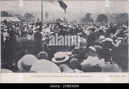 „The Chamberlain Celebrations - Victoria Park, Handsworth“: Foto der Feierlichkeiten in Birmingham im Jahr 1906 zum 70th. Geburtstag von Joseph Chamberlain und zum 30th. Jahrestag seiner Wahl zum parlament. Chamberlain wird in einem Auto durch eine große Menschenmenge gefahren Stockfoto