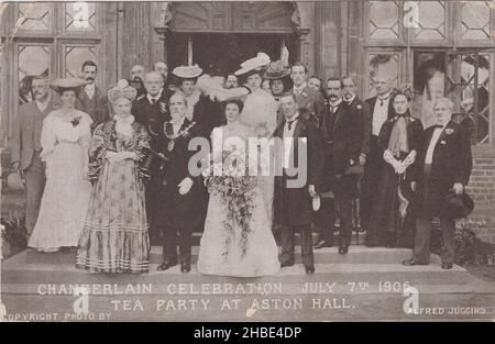 „die Chamberlain-festliche Reise im Juli 7th 1906. Teeparty in der Aston Hall': Foto der Feierlichkeiten in Birmingham im Jahr 1906 zum 70th. Geburtstag von Joseph Chamberlain und zum 30th. Jahrestag seiner Wahl zum parlament. Chamberlain wird mit Familienmitgliedern und Freunden vor der Aston Hall, Birmingham, gezeigt Stockfoto