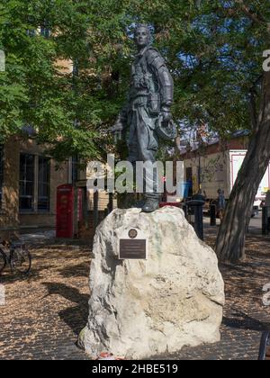 Die Statue des irischen Guardsman.Windsor, England.die Bronzefigur aus dem Jahr 6ft (1,8m) steht auf einem Sockel an der Kreuzung von Park Street und Sheet Street Stockfoto