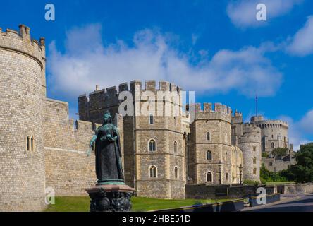 Windsor Castle und Queen Victoria Statue.Windsor, Bergshire, England .Windsor Castle ist das älteste und größte besetzte Schloss der Welt. Gegründet b Stockfoto