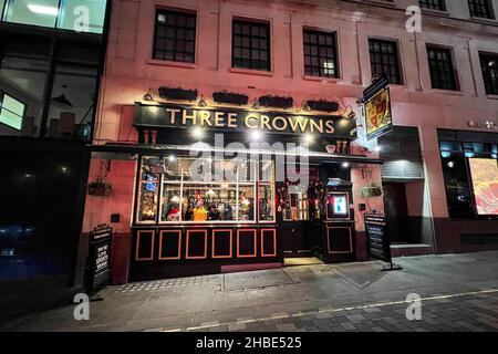 London, Großbritannien. 06th Dez 2021. 6. Dezember 2021 The Three Crowns Pub in der Babmaes Street in St. James's, London. Nach Angaben der British Beer & Pub Association hat seit 2000 fast jeder vierte Pub geschlossen, und laut Nachrichtenberichten hat Großbritannien seit März 2020, als die COVID-Pandemie begann, mehr als 3.000 Pubs und Bars verloren. (Foto von Samuel Rigelhaupt/Sipa USA) Quelle: SIPA USA/Alamy Live News Stockfoto