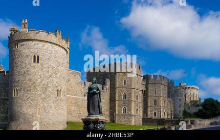 Windsor Castle und Queen Victoria Statue.Windsor, Bergshire, England .Windsor Castle ist das älteste und größte besetzte Schloss der Welt. Gegründet b