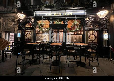 London, Großbritannien. 06th Dez 2021. 6. Dezember 2021 The Red Lion Pub in der Duke of York St, St. James's, London. Nach Angaben der British Beer & Pub Association hat seit 2000 fast jeder vierte Pub geschlossen, und laut Nachrichtenberichten hat Großbritannien seit März 2020, als die COVID-Pandemie begann, mehr als 3.000 Pubs und Bars verloren. (Foto von Samuel Rigelhaupt/Sipa USA) Quelle: SIPA USA/Alamy Live News Stockfoto