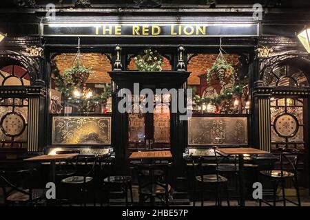 London, Großbritannien. 06th Dez 2021. 6. Dezember 2021 The Red Lion Pub in der Duke of York St, St. James's, London. Nach Angaben der British Beer & Pub Association hat seit 2000 fast jeder vierte Pub geschlossen, und laut Nachrichtenberichten hat Großbritannien seit März 2020, als die COVID-Pandemie begann, mehr als 3.000 Pubs und Bars verloren. (Foto von Samuel Rigelhaupt/Sipa USA) Quelle: SIPA USA/Alamy Live News Stockfoto