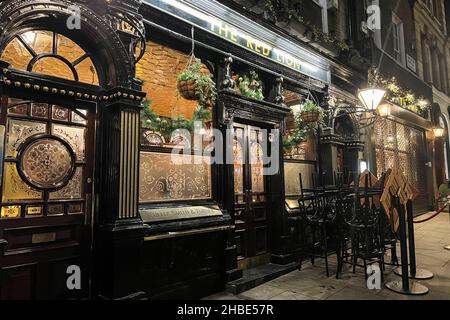 London, Großbritannien. 06th Dez 2021. 6. Dezember 2021 The Red Lion Pub in der Duke of York St, St. James's, London. Nach Angaben der British Beer & Pub Association hat seit 2000 fast jeder vierte Pub geschlossen, und laut Nachrichtenberichten hat Großbritannien seit März 2020, als die COVID-Pandemie begann, mehr als 3.000 Pubs und Bars verloren. (Foto von Samuel Rigelhaupt/Sipa USA) Quelle: SIPA USA/Alamy Live News Stockfoto