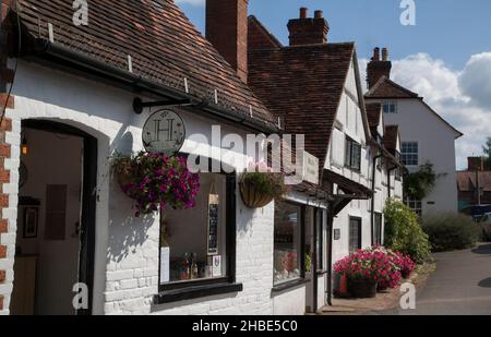 Dorfhäuser und Teestube im Dorf Shere, Surrey, England Stockfoto