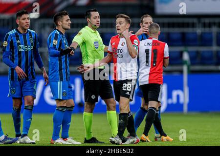 ROTTERDAM, NIEDERLANDE - 19. DEZEMBER: Edson Alvarez von AFC Ajax Amsterdam, Dusan Tadic von AFC Ajax Amsterdam, Schiedsrichter Dennis Higler, Jens Toornstra von Feyenoord Rotterdam, Bryan Linssen von Feyenoord Rotterdam während des niederländischen Eishockeymatches zwischen Feyenoord Rotterdam und AFC Ajax Amsterdam am 19. Dezember im Stadion Feijenoord De Kuip, 2021 in Rotterdam, Niederlande (Foto: Peter Lous/Orange Picturs) Stockfoto