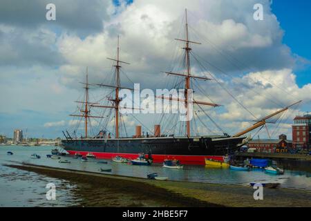 HMS Warrior ist eine dampfbetriebene Panzerfrigate mit 40 Waffen, die 1859–1861 für die Royal Navy gebaut wurde. Sie war das erste gepanzerte, mit Eisen geschälte Kriegsschiff lau Stockfoto