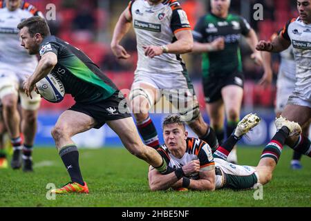 Freddie Steward von Leicester Tigers (rechts) tagt Connacht's John Porch (links) während des European Rugby Champions Cup-Spiels im Mattioli Woods Welford Road Stadium, Leicester. Bilddatum: Sonntag, 19. Dezember 2021. Stockfoto