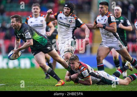 Freddie Steward von Leicester Tigers (rechts) tagt Connacht's John Porch (links) während des European Rugby Champions Cup-Spiels im Mattioli Woods Welford Road Stadium, Leicester. Bilddatum: Sonntag, 19. Dezember 2021. Stockfoto