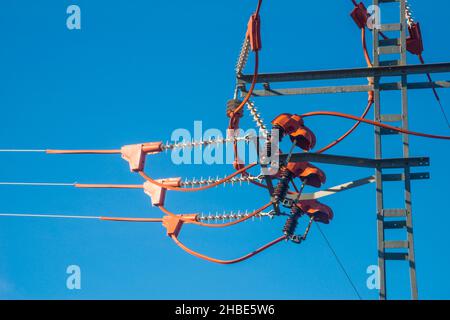 Hochspannungsmast gegen blauen Himmel. Ansicht schließen. Stockfoto