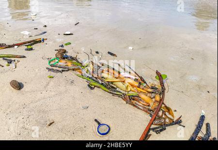 Stranded aufgespülten Plastikmüll und Müllverschmutzung auf dem Botafogo Beach Sand in Rio de Janeiro Brasilien. Stockfoto