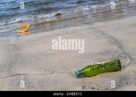 Plastikflasche gestrandet aufgespülter Müll und Müllverschmutzung auf dem Botafogo Beach Sand in Rio de Janeiro Brasilien. Stockfoto