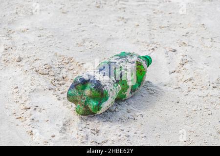 Plastikflasche gestrandet aufgespülter Müll und Müllverschmutzung auf dem Botafogo Beach Sand in Rio de Janeiro Brasilien. Stockfoto