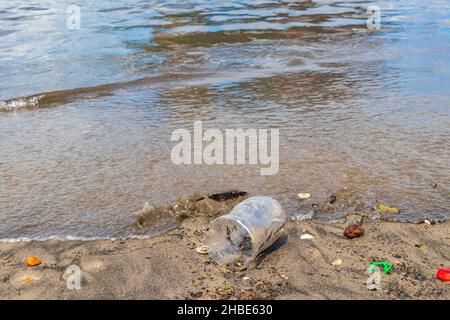 Plastikflasche gestrandet aufgespülter Müll und Müllverschmutzung auf dem Botafogo Beach Sand in Rio de Janeiro Brasilien. Stockfoto