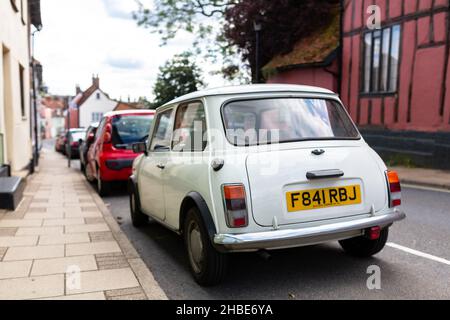 Woodbridge Suffolk UK August 02 2021: Ein Klassiker 1989 Austin Mini 1000 City E geparkt auf einer belebten Straße Stockfoto