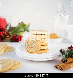 Weihnachtliche Zimtschnecken mit Vanillezucker. Cookies in Form von gerollten Rollen. Stockfoto