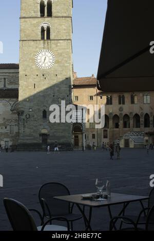 Die Stadt Pistoia in der Toskana, Italien. Abendansicht auf der Piazza del Duomo. Italienische Stunde auf dem campanile (Glockenturm) des duomo (Kathedrale) ? Stockfoto