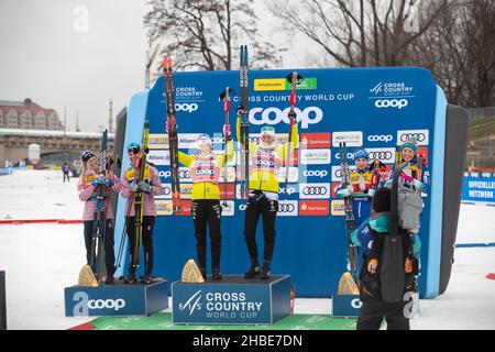 Dresden, Deutschland. 19th Dez 2021. COOP FIS CROSS COUNTRY WORLD CUP Dresden (GER)/Woman Team Sprint Finals 1st Platz (Mitte) Jonna Sundling SWE (Schweden I), Maja Dahlqvist SWE (swenden I) 2nd Platz (rechts) Anamarija Lampic SLO (Slowenien I); Eva Urvc SLO (Slowenien I) 3rd Platz (links) Jessie Diggins USA (Vereinigte Staaten von Amerika I) ; Julia Kern USA (Vereinigte Staaten von Amerika I) Quelle: Daniel Schäfer/dpa-Zentralbild/dpa/Alamy Live News Stockfoto