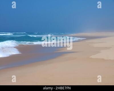 Leerer Paradiesstrand Praia de Sao Jacinto im Norden Portugals Stockfoto