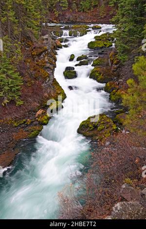 Ein Überblick über die Benham Falls, einen der größten Wasserfälle am Deschutes River im Zentrum von Oregon. Der Fluss mündet in die Oregon Cascades und mündet in den Columbia River. Stockfoto