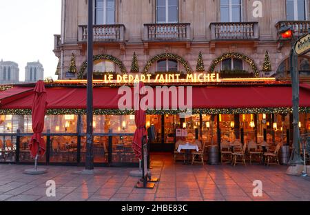 Das traditionelle französische Café Le DEPART Saint Michel wurde zu Weihnachten 2021 dekoriert. Es befindet sich in der Nähe des Boulevard Saint Germain in Paris, Frankreich. Stockfoto