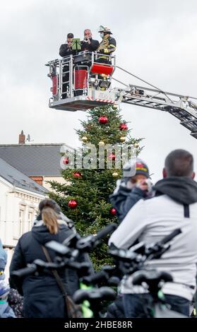 Barmstedt, Deutschland. 19th Dez 2021. Zwei Trompeter spielen Weihnachtslieder neben einem Feuerwehrmann im Korb einer Drehteller-Feuerwehrleiter auf dem Marktplatz in Barmstedt. Auch andere Feuerwehren im Kreis Pinneberg machen heute so Musik und werden gemeinsam eine gemeinsame Weihnachtsbotschaft aus Videoaufnahmen bearbeiten. Quelle: Markus Scholz/dpa/Alamy Live News Stockfoto