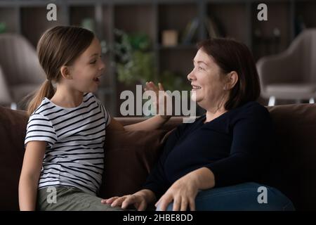 Tween Mädchen entspannen Sie sich mit geliebten Großmutter genießen Sie die Zeit zusammen zu verbringen Stockfoto