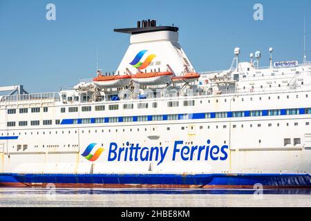 Nahaufnahme der Seite des Fährschiffes 'Bretagne' von der Brittany Ferries Gesellschaft, die im Hafen von Le Havre, Frankreich, festgemacht ist. Stockfoto