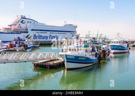 Trawler vertäuten im Fischereihafen von Le Havre, Frankreich, neben einem Fährschiff der Brittany Ferries. Stockfoto