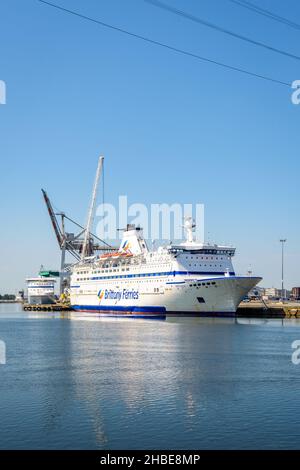 Im Hafen von Le Havre vertäuten zwei Fährschiffe der Brittany Ferries. Stockfoto