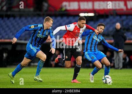 ROTTERDAM, NIEDERLANDE - 19. DEZEMBER: Perr Schuurs von Ajax Amsterdam, Cyriel Dessers von Feyenoord Rotterdam, Devyne Rensch von AFC Ajax Amsterdam während des niederländischen Eredivisie-Spiels zwischen Feyenoord Rotterdam und AFC Ajax Amsterdam im Stadion Feijenoord De Kuip am 19. Dezember 2021 in Rotterdam, Niederlande (Foto von Yannick Verhoeven/Orange Picts) Stockfoto