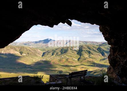 Blick auf die Berge vom Inneren der Höhle Stockfoto