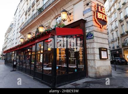 Das traditionelle französische Café Le Buci wurde zu Weihnachten 2021 dekoriert. Es befindet sich in der Nähe des Boulevard Saint Germain in Paris, Frankreich. Stockfoto