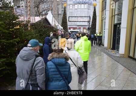 Breitscheidplatz Weihnachtsmarkt neben der Kaiser-Wilhelm-Gedächtniskirche in Berlin fünf Jahre nach dem Terroranschlag - 19. Dezember 2021. Stockfoto