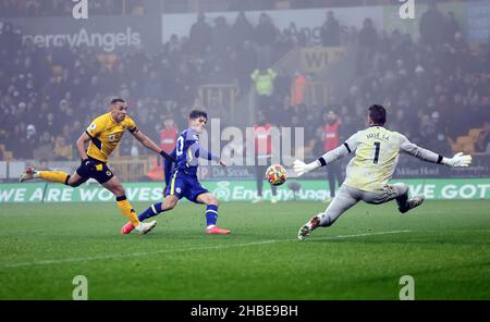 Wolverhampton, England, 19th. Dezember 2021. Jose Sa von Wolverhampton Wanderers rettet sich während des Premier League-Spiels in Molineux, Wolverhampton, vor Christian Pulisic von Chelsea. Bildnachweis sollte lauten: Darren Staples / Sportimage Stockfoto