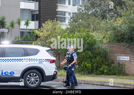 Polizeibeamte der NSW eine weibliche und eine männliche Beamtin in der Ocean Street Narrabeen, Schauplatz des Todesfalls aufgrund eines Sturms an den nördlichen Stränden von Sydney Stockfoto